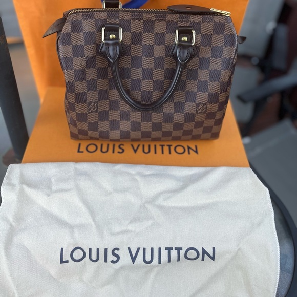 Selling my LV Speedy 25. Parting ways with this bag to purchase a bigger one. - Picture 3 of 7